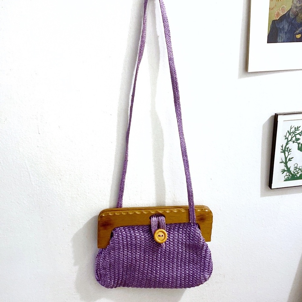 Vintage 80s purple woven bag with wooden clasp